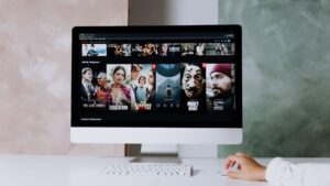 Netflix piano base con pubblicità come funziona cosa comprende come si vede costo